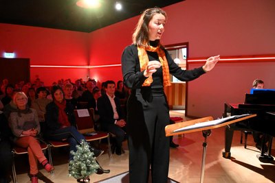 Yara Oberender beim Dirigieren.
