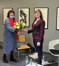Gründungsmitglied Sonja Oehlschläger gratuliert der Vorstandsvorsitzenden Helen Uhlig zur Wahl.