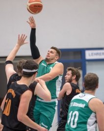Zurück am Ball: Dan Erath (M.) mit Dittersbach. 