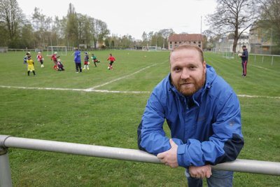 Stadtrat und Sportler Markus Kolbe auf dem Sportplatz an der Vater-Jahn-Straße.