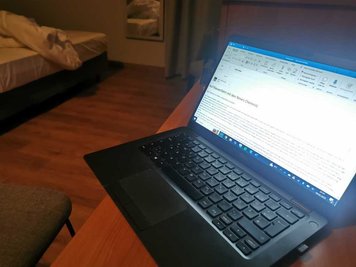 Der nächtliche Arbeitsplatz unseres Reporters. In einem Einzelzimmer muss das Bett nicht gemacht werden.
