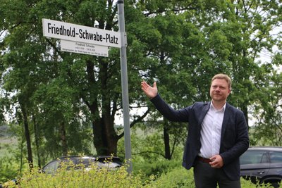 Der Friedhold-Schwabe-Platz wurde gleich mit eingeweiht. Michael Pohl zeigt das neue Schild.