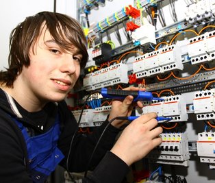 Maik Erdenberger ist einer der gegenwärtig 15 Auszubildenden im Elektroanlagenbau Zschopau.