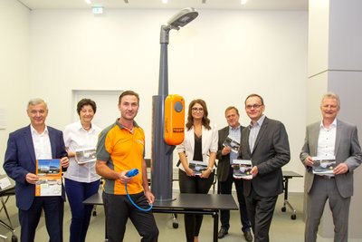 Ein E-Säulen-Wegweiser und der Dummy einer Elektro-Ladesäule mit Laterne waren nun in Plauen zu sehen.