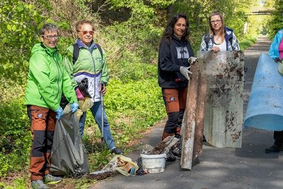 Auf Initiative von Silvia Heinrich (Mitte) wurden am Sonntag bei Falkenstein Müll gesammelt. Mitgemacht haben: Simone Jahn und Liane Dörfler (von links) Theresa Adler und Margit Fiedel (rechts).