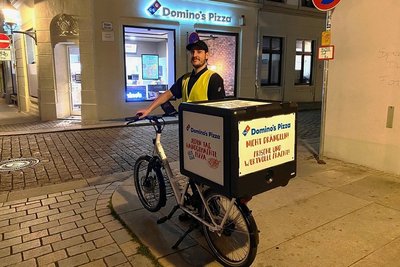 Fahrer Yunus Sarikaya bringt die bestellte Pizza von Domino's Pizza an der Erbischen Straße zu den Kunden.