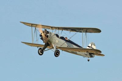 Ein historisches Flugzeug, ähnlich dieser Focke-Wulf Stieglitz, die bei einem Fliegertreffen in Baden-Württemberg fotografiert wurde, soll ölige Spuren in Frankenberg hinterlassen haben.