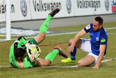Auf dem Posten: Zwickaus Keeper Johannes Brinkies kann vor dem Rostocker Stürmer Pascal Breier klären.