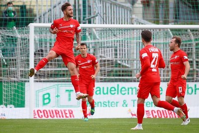 Felix Drinkuth (li.) bejubelt seinen Treffer beim Spiel gegen Chemie Leipzig.