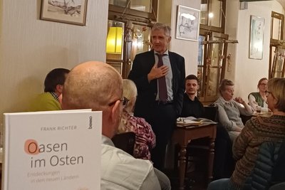 Frank Richter stellte in der Freiberger Kaffeerösterei „Momo“ sein Buch „Oasen im Osten“ vor.