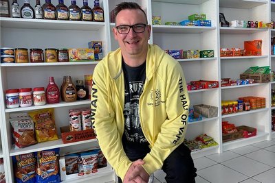 Inhaber Sven Kerstan in seinem Geschäft "Vape and american Food" in der Freiberger Fischerstraße, das seit Anfang April besteht.https://www.freiepresse.de/mittelsachsen/freiberg/neue-laeden-und-lokale-in-freiberger-altstadt-artikel12046725