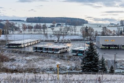 Eigentlich sollten diese Busse im gesamten Vogtland unterwegs sein, doch am Freitag standen, wie hier in Rodewisch, alle Räder still. Nach der jähen Kündigung durch die Bietergemeinschaft Bus gelang am Freitag ein Durchbruch: Ab Samstag fahren alle Busse und Schulbusse wieder nach Plan.