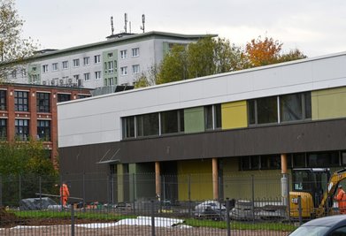 Die neue Kita gegenüber der Schloßteichhalle soll im Juni 2022 eröffnet werden. Der Bau hat sich deutlich verzögert.
