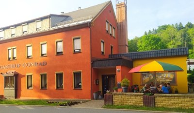 Der Gasthof Conrad in Nassau - im Biergarten hat es sich eine Motorradgruppe aus dem Raum Ravensburg gemütlich gemacht.