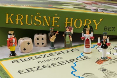 In 70 Spielzügen durchs Erzgebirge: Die Liebhaberedition des Würfelspiels ist mit Miniaturen aus der Holzkunstwerkstatt Braun bestückt. 