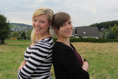 2014 sind Theresa Fritzsch (l.) und Lisa Schmidt aus Erla-Crandorf zum Medizinstudium nach Pécs in Ungarn gestartet. Lisa Schmidt hat ihr Studium in Ungarn beendet, lebt derzeit in Konstanz und genießt eine Babypause.