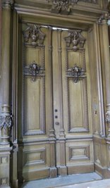 Gestohlen wurden damals die beiden Säulen links und rechts der Tür. 