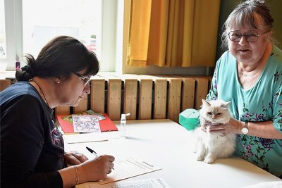 Hella Schaller (rechts) aus Kottengrün ließ ihre Katze der Rasse Heilige Birma von der Richterin Florence Bajou bewerten.