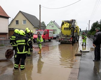 Die Adorfer Feuerwehr hatte Sandsäcke verteilt. Keller mussten sie dieses Mal nicht auspumpen, der Starkregen zog vorbei.