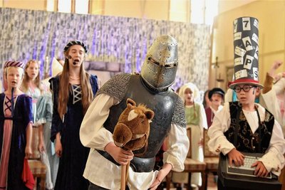 Schüler des Vogtlandkonservatoriums haben in Zusammenarbeit mit der Grundschule "Am Stadion" Oelsnitz am Sonntag in der Katharinenkirche Oelsnitz das Musical "Ritter Rost und das Gespenst" aufgeführt. Eine Szene mit Jacob Scholz als Ritter Rost.