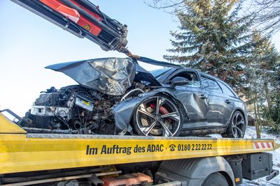 Schwer verletzt worden ist ein Audi-Fahrer bei einem Unfall am Sonntagvormittag in Lauenhain bei Crimmitschau. 