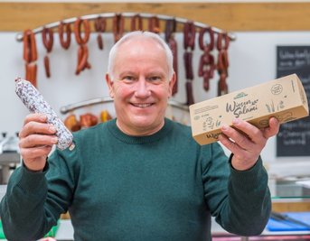 Bernd Schmitt, Vorstandsvorsitzender der Agrargenossenschaft Lößnitz/Stollberg, mit der prämierten Wiesensalami, deren Herstellung als ressourcenschonend und umweltfreundlich gilt. 