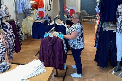 Neues Damenmodengeschäft: Filialleiterin Sabine Scholz in der am 12. Mai eröffneten Bonita-Filiale am Freiberger Obermarkt.