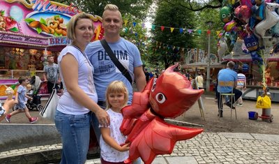 Marcel Klahr mit seiner Frau Franziska und der kleinen Mila. Die Familie ist aus Chemnitz gekommen - nur durch Zufall haben sie von dem Fest erfahren. 