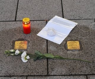 Mitglieder des Agiua-Vereins hatten an Stolpersteinen in der Innenstadt, wie hier an der Brückenstraße, Blumen und Kerzen niedergelegt sowie Biografien der Opfer verteilt. Später ist ein Teil der Platten beschädigt worden.