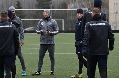 CFC-Cheftrainer Daniel Berlinski konnte zum Trainingsauftakt am Dienstag auf dem Kunstrasen 15 Feldspieler und vier Torhüter begrüßen. 