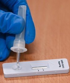 Reagiert ein Coronatest positiv, dann könnten künftig im Erzgebirgskreis Mitarbeiter eines Callcenters im Auftrag des Landkreises bei Betroffenen zwecks der Kontaktnachverfolgung anrufen.