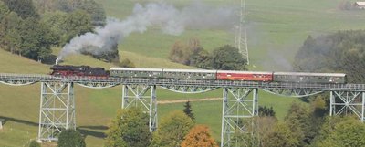 Lässt es das Pandemiegeschehen zu, geht der VSE-Museumszug am Ostersonntag 2022 wieder auf Reisen. Die vereinseigene Dampflok wird aber erst im Sommer von der Hauptuntersuchung im Dampflokwerk Meiningen zurückerwartet. Bis dahin kommen andere Lokomotiven zum Einsatz. 