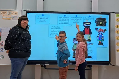 Für Lehrerin Susann Häcker und die Schüler, hier Matheo und Luise, sind die neuen Tafeln eine Bereicherung.