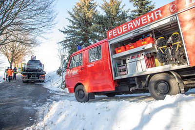 Der Mann kam auf der Straße Am Wetterkreuz von der Fahrbahn ab und prallte frontal gegen einen Baum.