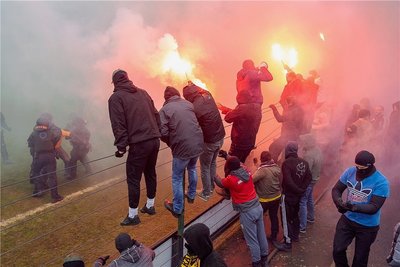 Mögliche Szenarien eines Einsatzes bei Fußballspielen haben Schüler der Bereitschaftspolizei am Donnerstag im Stadion des VfB Auerbach nachgespielt. Dabei wurden auch Rauchbomben und Bengalos gezündet. 