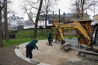 Bauarbeiter haben in dieser Woche den neuen Spielplatz im Seminargarten mit Sand aufgefüllt. 