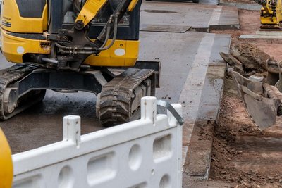 In Limbach-Oberfrohna wurde von einem Kleinbagger auf einer Baustelle die Tür gestohlen.