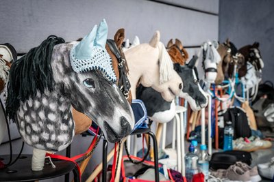 Mit Fliegenmaske, Decke und Kopfstück: Zum Hobby Horsing gehört das entsprechende Equipment.