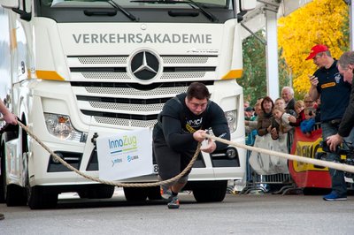 Sieger Dennis Kohlruss beim Ziehen eines 15-Tonners. 