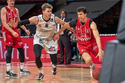 Jan Niklas Wimberg (links, hier im Duell mit Vladimir Lucic vom FC Bayern München) bleibt in Chemnitz.