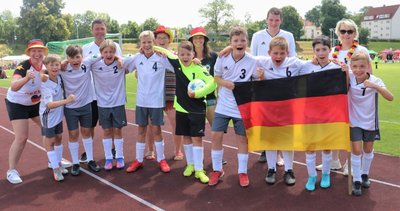 Der Nachwuchs des SV Union Milkau spielte bei der Mini-WM in Frankenberg für die deutschen Farben. In der Vorrunde blieb die Truppe verlustpunktfrei. Am Ende reichte es für die E-Junioren zu Platz 8. 