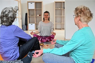 Sechs Teilnehmer können in Claudia Rümmlers Kursen Übungen erlernen, um zu mehr Entspannung zu finden. 