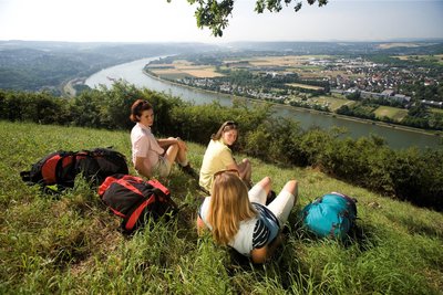 Wanderer bei der Rast: Ber Fernwanderweg Rheinsteig führt auf die Erpeler Ley, die neben dem Drachenfels bei Königswinter und der Loreley zu den markantesten Felsen im Rheintal gehört.