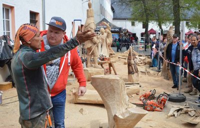 Bürgermeister Knut Schreiter fungiert beim Gelenauer Kettensäge-Event meist auch als Moderator.