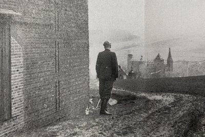 1951. Blick vom Volksgut Obermylau zur Burg Mylau. Der junge Mann ist der Brandstifter - hier beim Nachstellen der Tat.