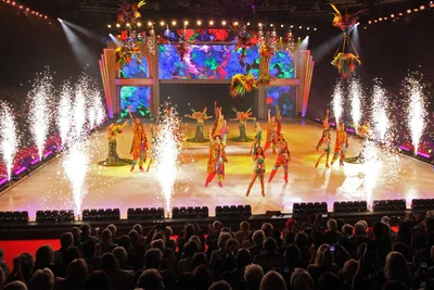 Das Showfinale von „Cinema of Dreams“ auf und über dem Eis in der Sparkassen-Arena Zwickau.