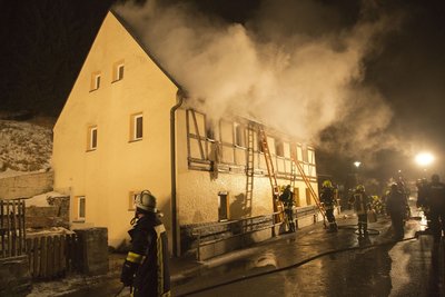 In einem Fachwerkhaus auf der Hauptstraße im Mildenauer Ortsteil Arnsfeld ist am Montagmorgen ein Feuer ausgebrochen.