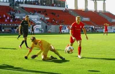 Torhüter Fabijan Buntic (Ingolstadt) klärt vor dem anstürmenden Elias Huth (Zwickau). 