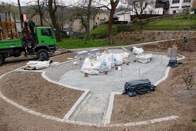 Hier entsteht ein Wassertretbecken, das mit einer Tiefe von 40 Zentimetern auch Kinder nutzen können. 