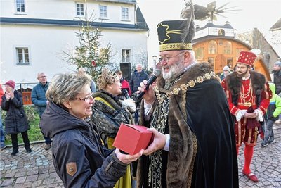 Im Rahmen des Finales des Türchenöffnens am Adventskalenderschwibbogen von Augustusburg wurde Sabine May als langjährige Tourismuschefin der Stadt verabschiedet. Kürfürst August, alias Jörg Einert, sagte stellvertetend Dankeschön. 